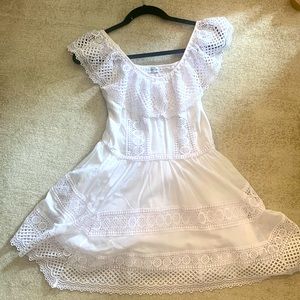 White, medium, embroidered detailing with algodón layer underneath